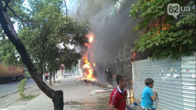 В Донецке сгорел огромный торговый центр (фото + видео)
