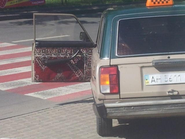 В Донецке засветилось такси с ковровым салоном (фото)