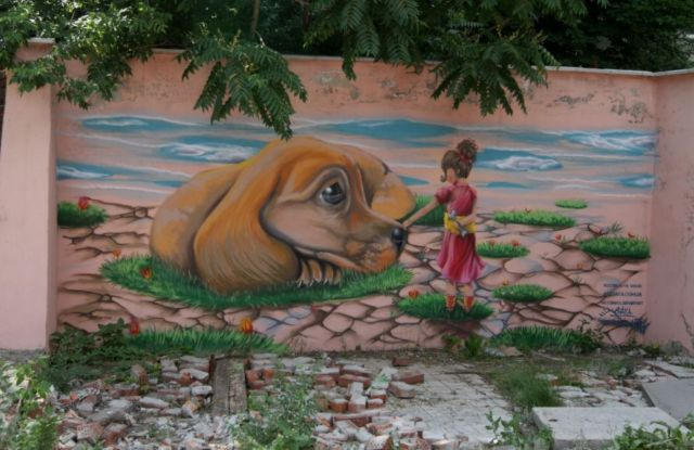 В Донецке появилась гигантская собака, прирученная маленькой девочкой (фото)
