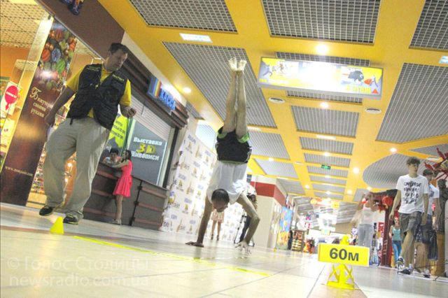 Красноармейчанин попал в Книгу рекордов Украины, пройдя 60 метров на руках (фото + видео)