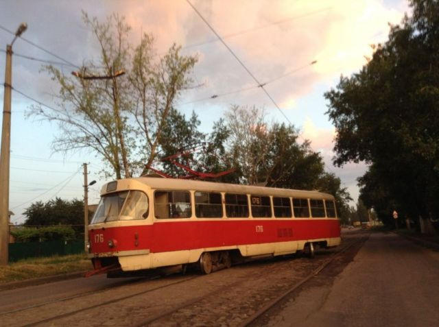 В Донецке трамвай лихо проехался по асфальту (фото)