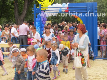 В Красноармейске торжественно открыли детскую площадку (фото + видео)