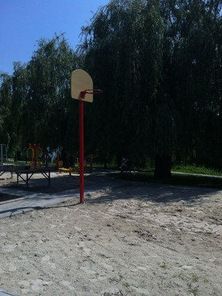 Суровый Донбасс: в Донецке играют в баскетбол на песке (фото)