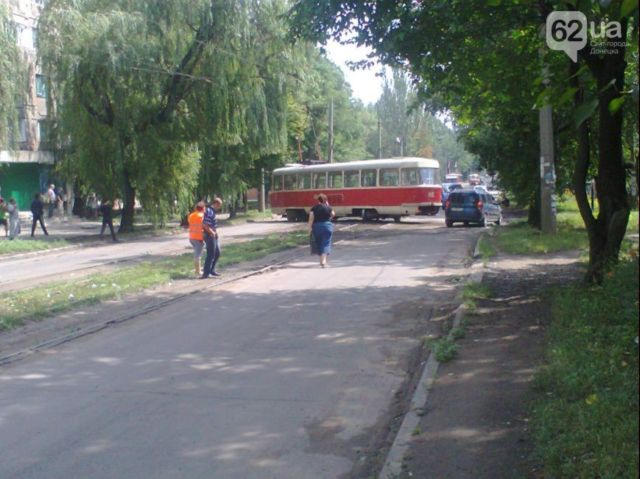 Лихие донецкие трамваи ездят поперек рельсов (фото)
