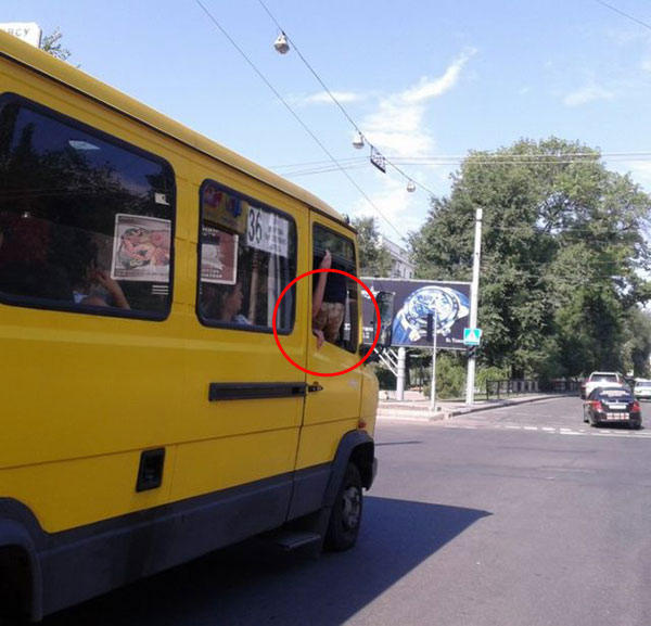 В Донецке с битком набитых маршруток вываливаются попы (фото)