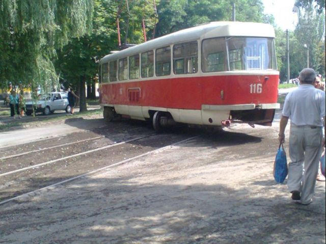 Лихие донецкие трамваи ездят поперек рельсов (фото)