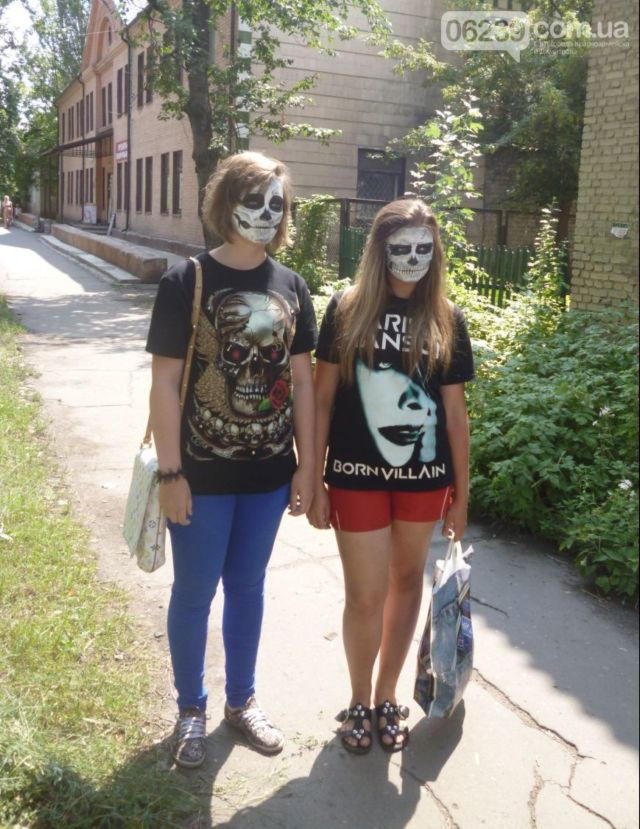 По улицам Красноармейска разгуливают девушки-зомби (фото)