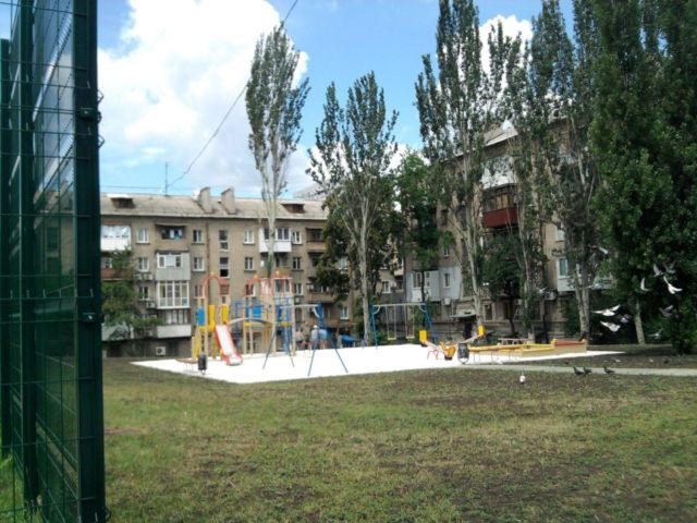 В центре Донецка появилась зеленая зона недоступная для людей (фото)
