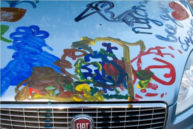 В центре Донецка разрисовали автомобили (фото)