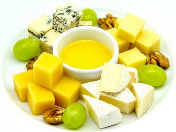 Сырная тарелка - восхитительная закуска для ценителей сыра