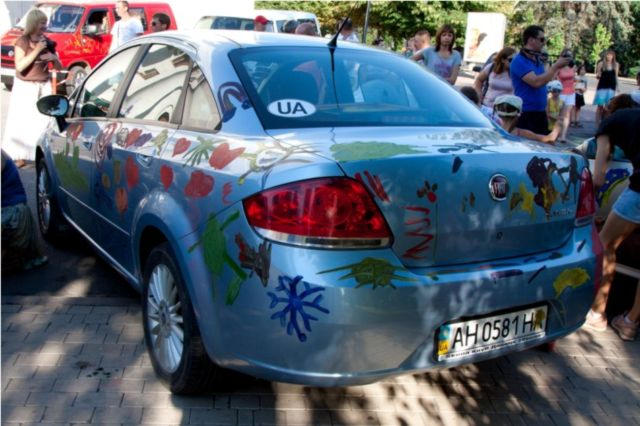 В центре Донецка разрисовали автомобили (фото)