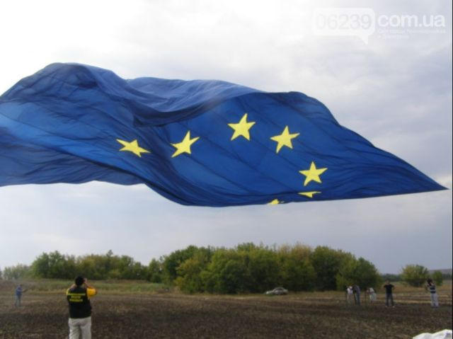 В Димитрове в небо взлетели огромные флаги Украины и Евросоюза (фото)