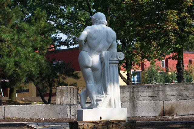 В Донецком парке детишки смогут полюбоваться голыми попами богов (фото)