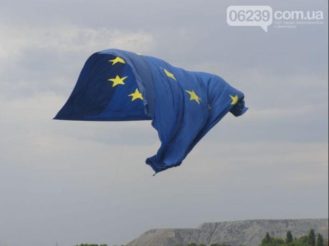 В Димитрове в небо взлетели огромные флаги Украины и Евросоюза (фото)