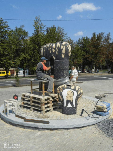 В Донецке появилось "дерево желаний" (фото)