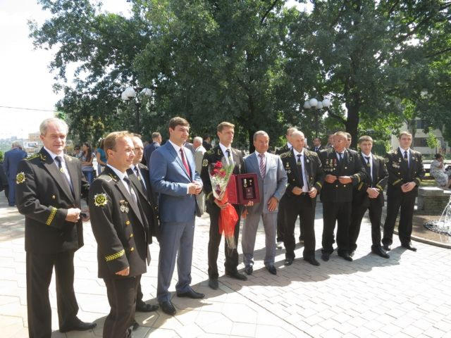 Виктор Янукович наградил горняка шахты "1-3 "Новогродовская" званием "Герой Украины" (фото)
