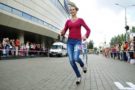 В Донецке девушки пробежали 100-метровку на шпильках (фото + видео)