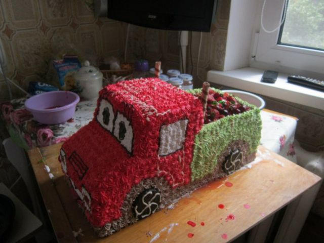 Кондитер из Донецка приготовила уникальный торт-грузовик с полным кузовом фруктов (фото)
