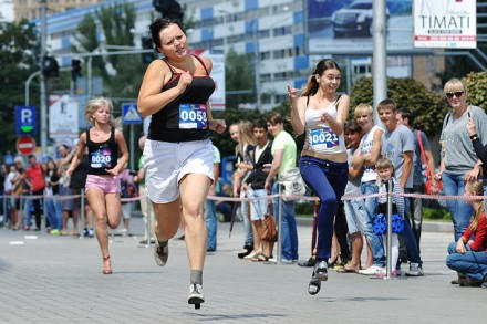В Донецке девушки пробежали 100-метровку на шпильках (фото + видео)