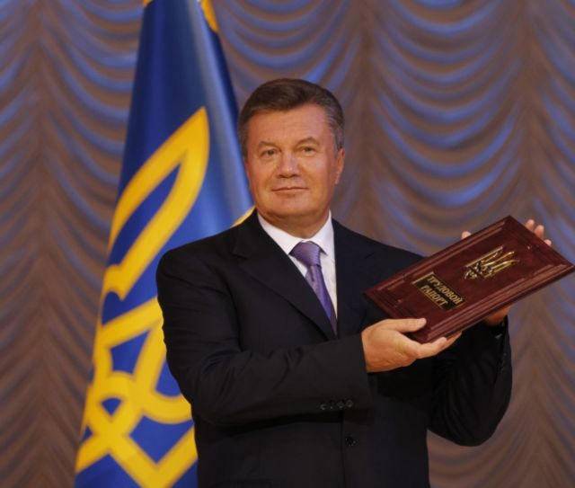 Виктор Янукович наградил горняка шахты "1-3 "Новогродовская" званием "Герой Украины" (фото)