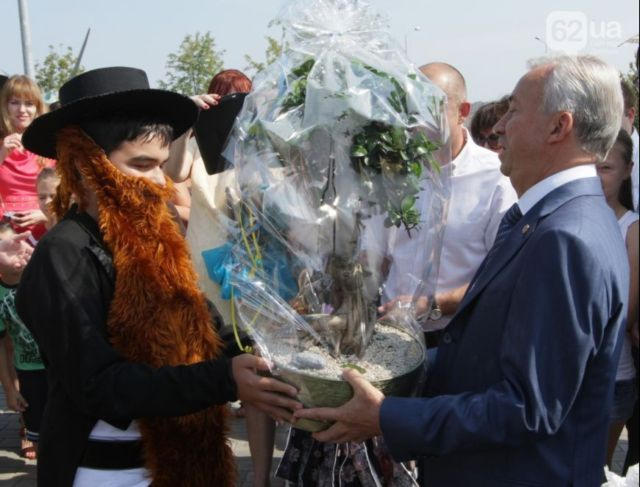 В Донецке прошла масштабная "сказочная" выставка цветов (фото)