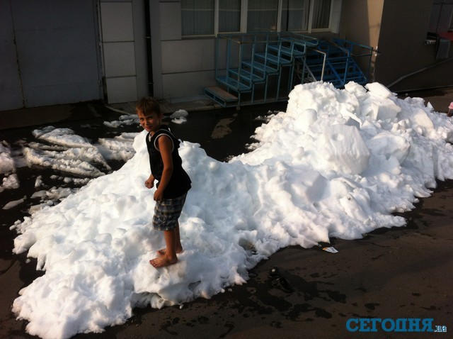 Посреди лета в Донецке выпал снег (фото)