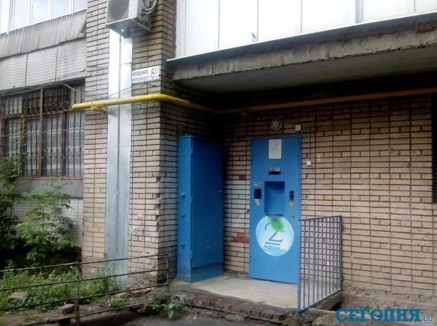 В подъездах донецких многоэтажек появились автоматы по продаже воды (фото)