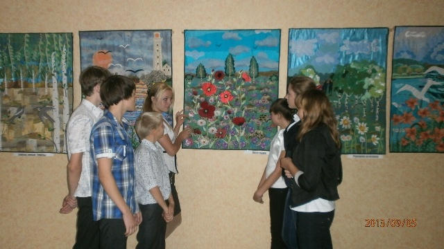 В школе Красноармейска открылась уникальная выставка панно (фото)