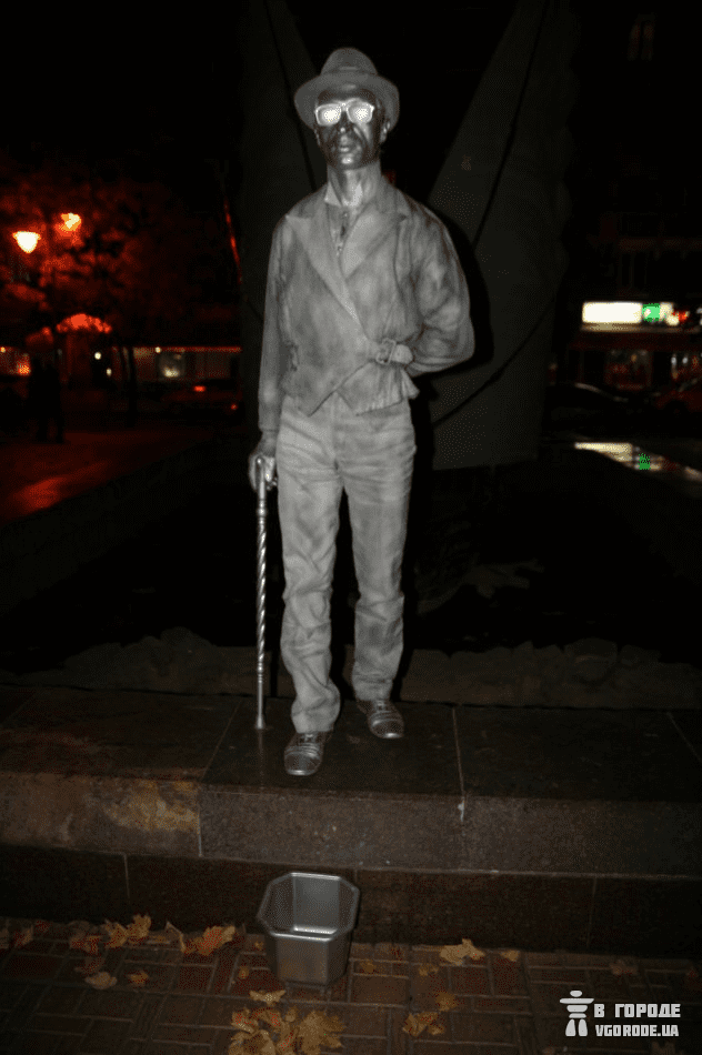 В центре Донецка появился неподвижный стильный серебряный парень, жаждущий наживы (фото)