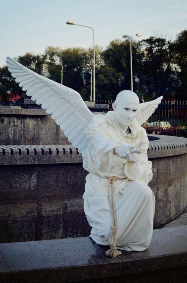 В Донецке появился живой мраморный ангел (фото)