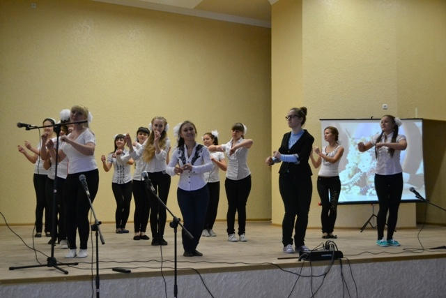 Студенты Красноармейского педучилища подарили педагогам праздничный концерт (фото)