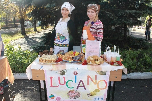В Новогродовской школе прошла сладкая благотворительная ярмарка (фото)
