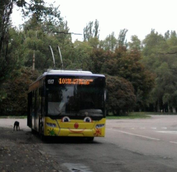 В Донецке ездит троллейбус-смайлик (фото)