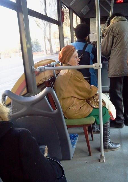 В общественном транспорте Донецка льготники ездят со своими стульями (фото)