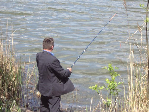 В Донецке даже на рыбалку ходят в деловом костюме (фото)