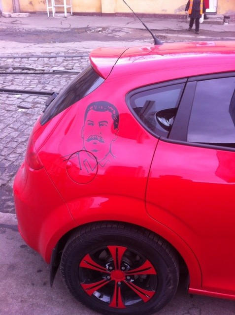 По Донецку ездит красный автомобиль с портретом Сталина (фото)