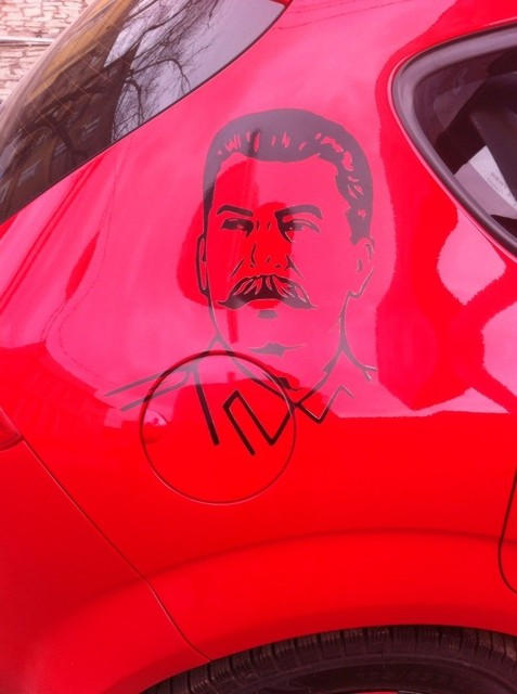 По Донецку ездит красный автомобиль с портретом Сталина (фото)