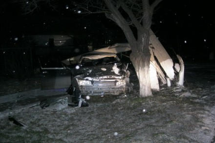 В Доброполье автомобиль насмерть сбил пешехода и врезался в столб (фото)