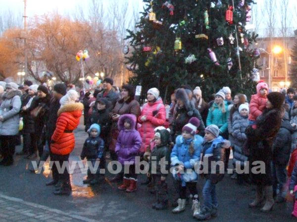 В Красноармейске торжественно открыли главную новогоднюю елку (фото, видео)