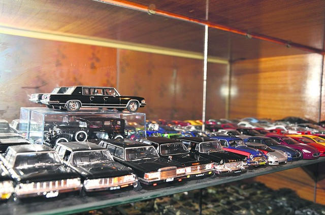 Донецкий водитель собрал коллекцию из более чем 700 автомобилей, самолетов и бронетехники (фото, видео)