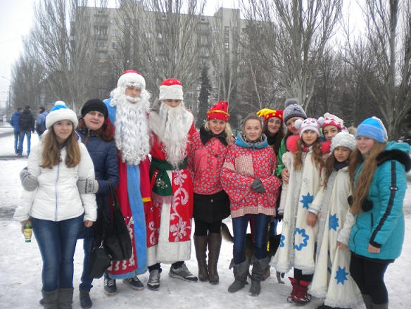 В День Святого Николая на центральной площади Селидово детям раздавали пряничных "николайчиков" (фото)