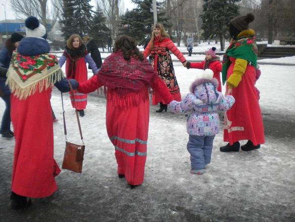 В День Святого Николая на центральной площади Селидово детям раздавали пряничных "николайчиков" (фото)