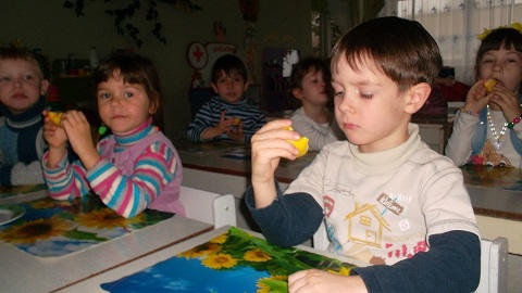Селидовских детей бесплатно кормят яблоками (фото)