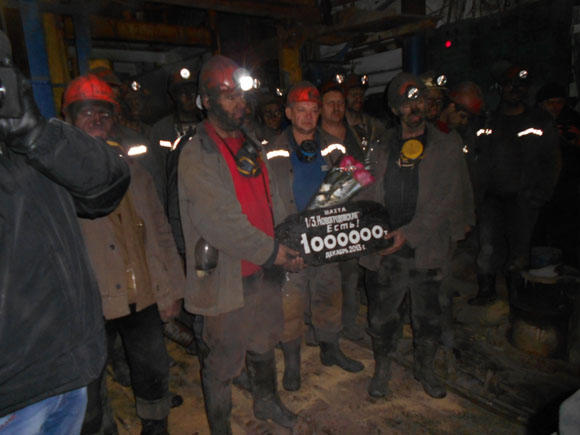 Горняки шахты 1/3 "Новогродовская" впервые за 20 лет добыли за год 1 миллион тонн угля (фото + видео)
