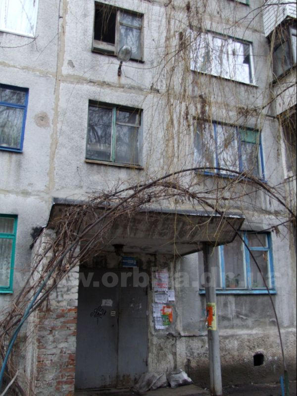 Нелепая смерть в Димитрове: женщина подскользнулась в подъезде и выпала из окна третьего этажа (фото, видео)