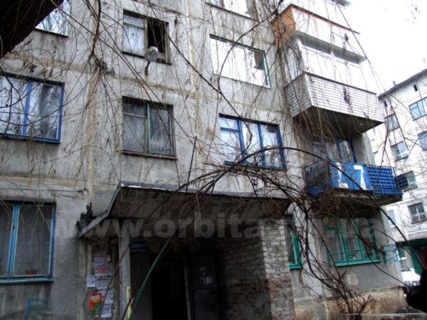 Нелепая смерть в Димитрове: женщина подскользнулась в подъезде и выпала из окна третьего этажа (фото, видео)