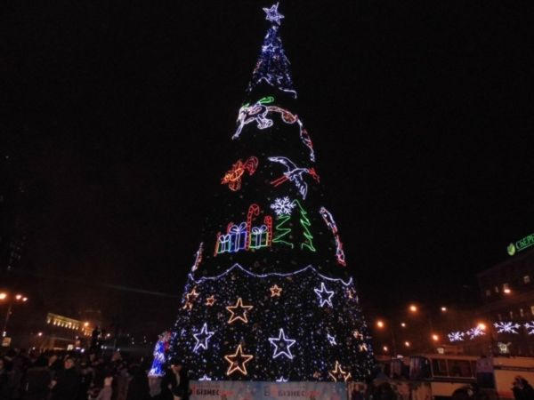 Лучшие новогодние елки Донецка (фото)