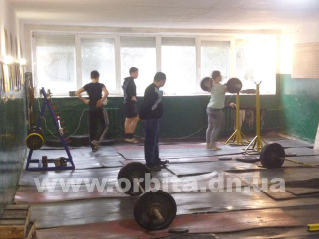 В школе Красноармейска открылся спортивный зал для занятий тяжелой атлетикой (фото)