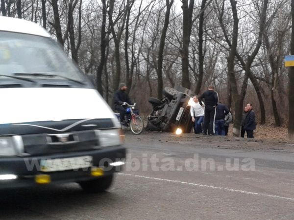 Дончанин на иномарке перевернулся возле Димитрова из-за гололеда (фото)