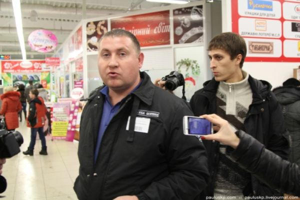Супермаркеты Красноармейска: просрочка, быковатая охрана, а продавщица крутит дули (фото, видео)